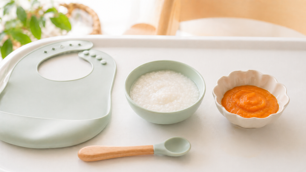 離乳食用の食器とスプーン、おかゆと野菜ペースト
