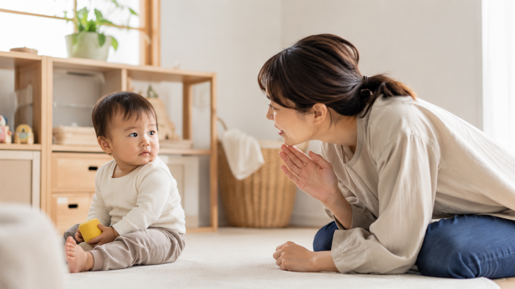 alt="1歳の子どもにやさしく名前を呼びかける親の様子"